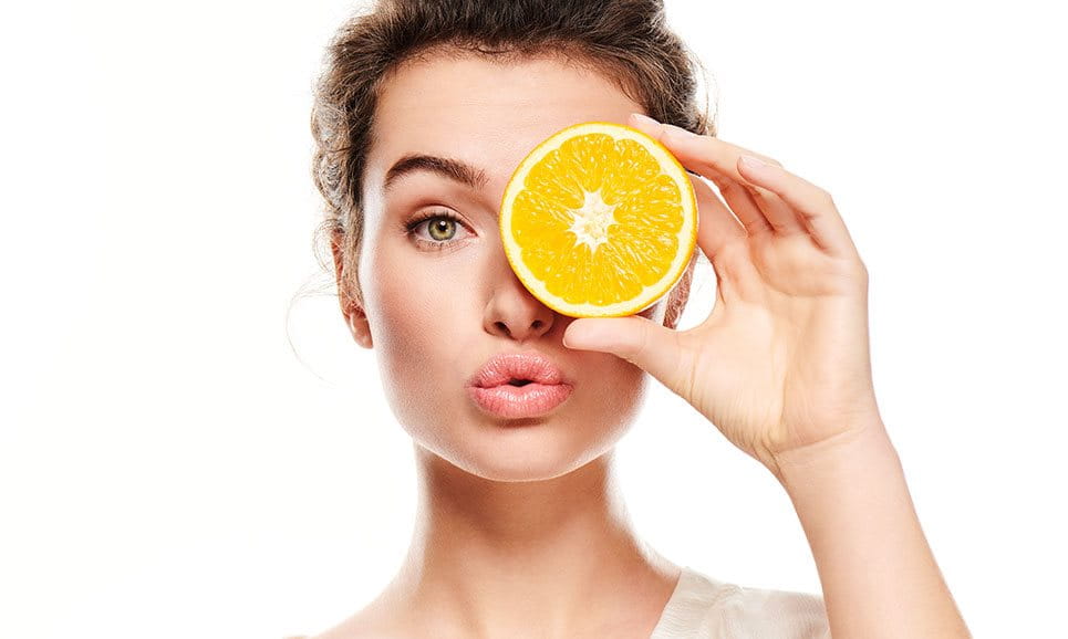 žena s narančom na oku