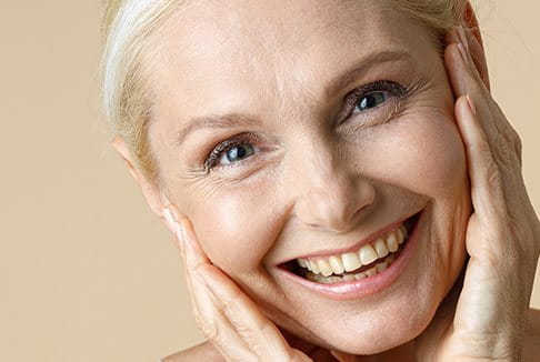 Krähenfüße: Was hilft bei Falten unter den Augen?