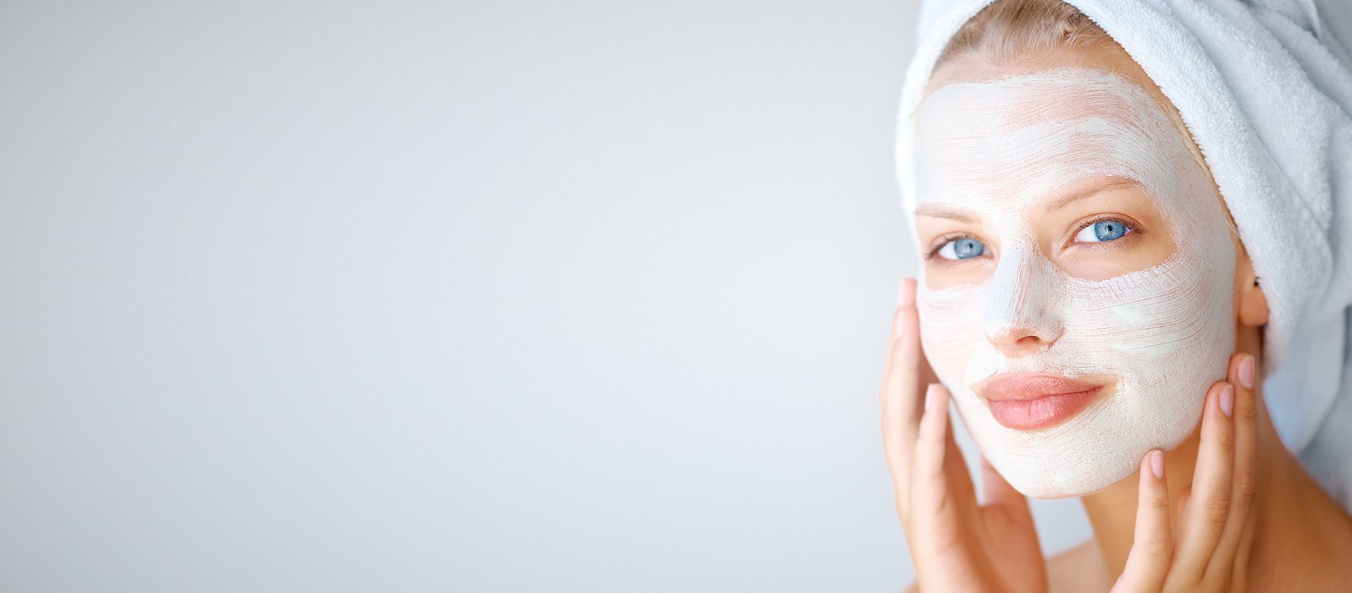 Junge Frau mit pflegender Gesichtsmaske