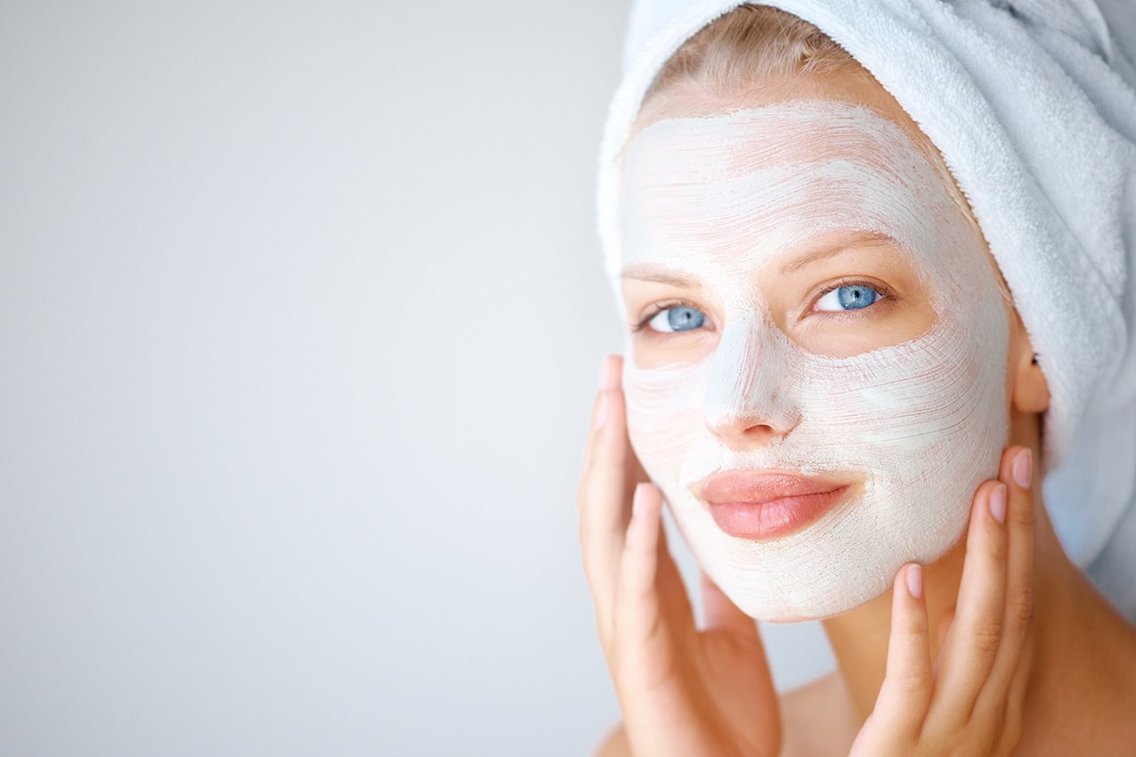Junge Frau mit pflegender Gesichtsmaske