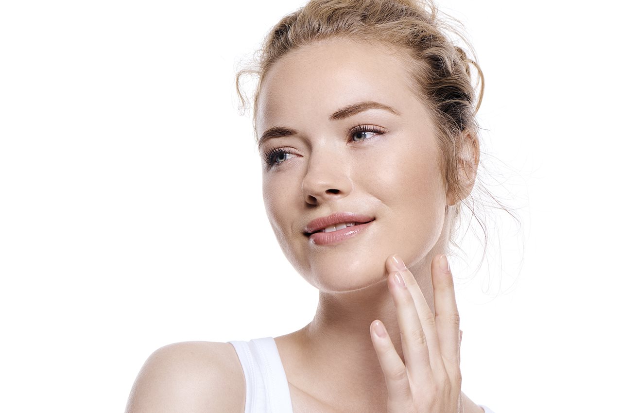 Mitesser entfernen betrachtet Haut im Spiegel