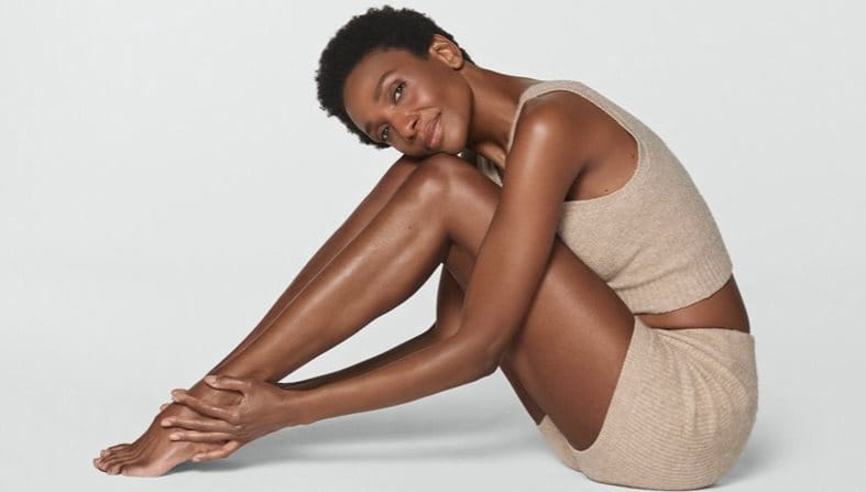 Droge huid op de benen? Smeer dagelijks een vochtinbrengende crème met Urea voor zachte benen.