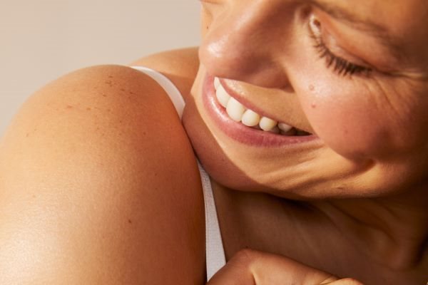 Спрей тенът е относително безрисков метод за почерняване при акне и проблемна кожа