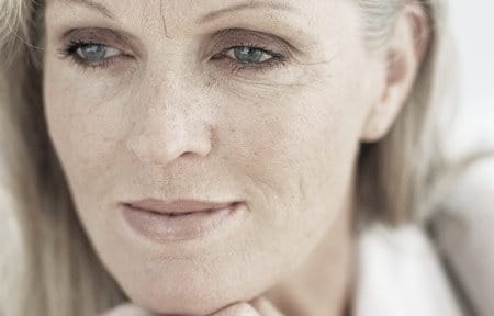 Ältere Frau mit Anzeichen von Hautalterung