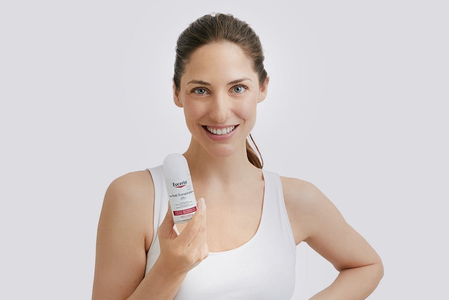 žena držící antiperspirant