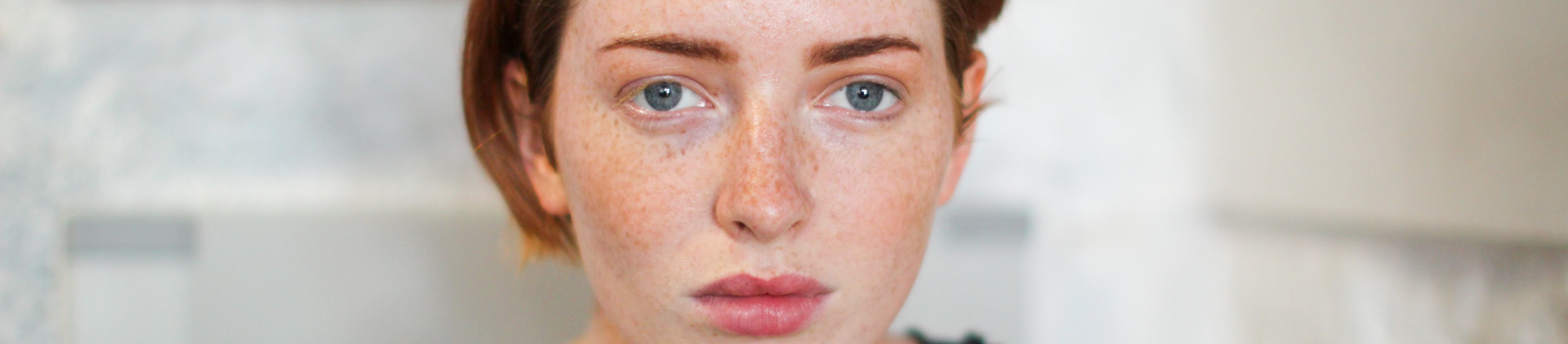 Ansiktsbild av en kvinna med normal frisk hudtyp