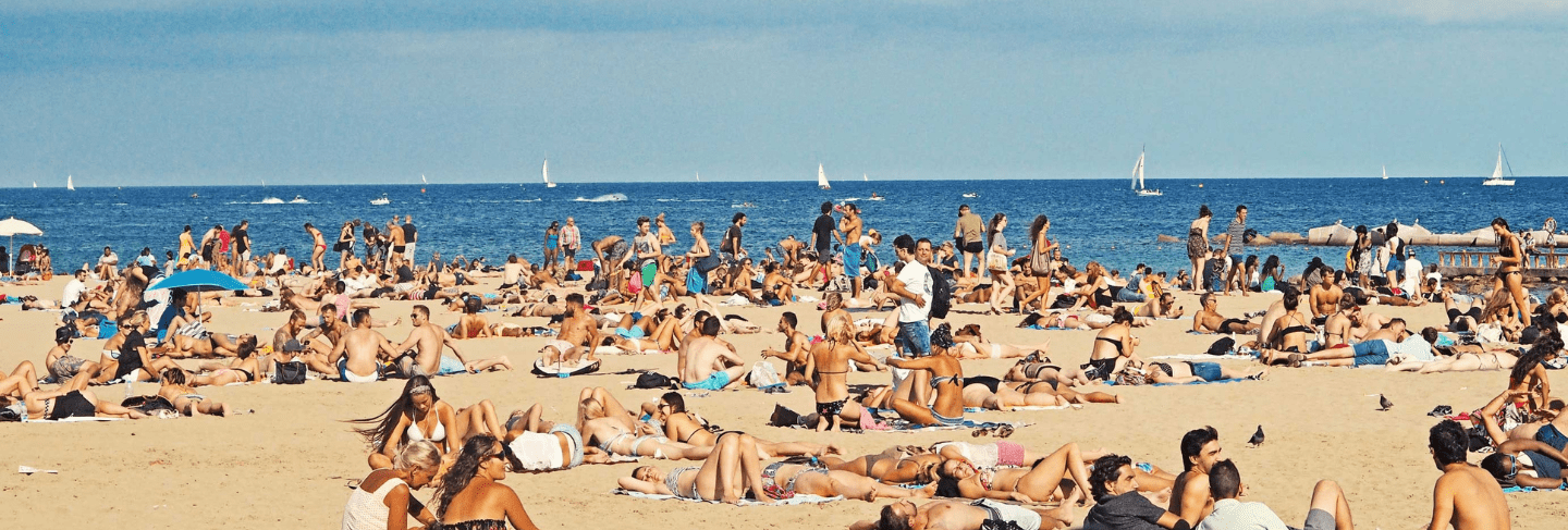 människor solbadar på stranden