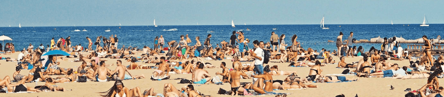 människor solbadar på stranden