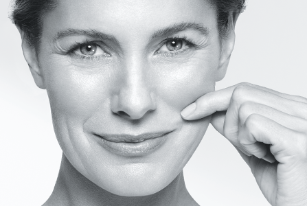 žena pokazuje gubitak elastičnosti na koži lica
