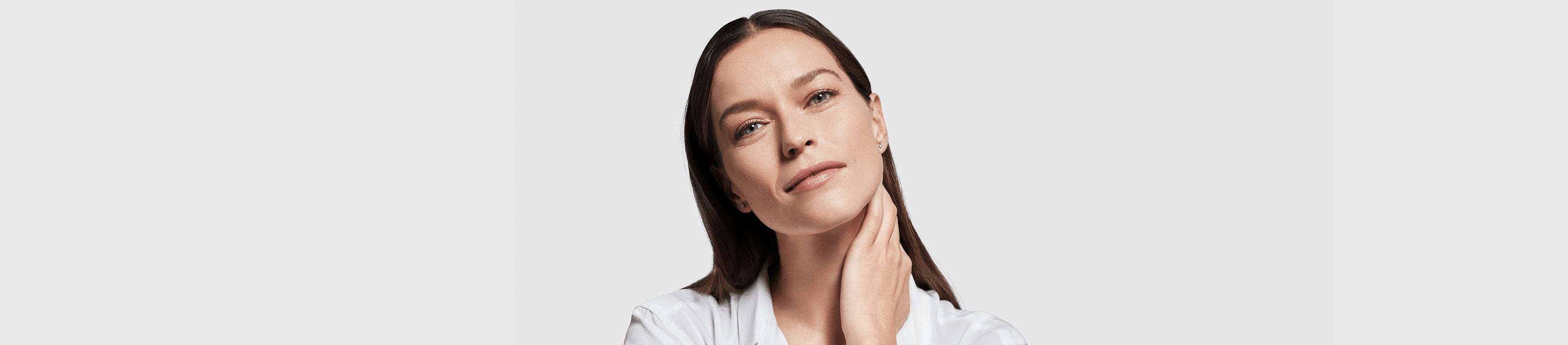 žena se gladi po vratu