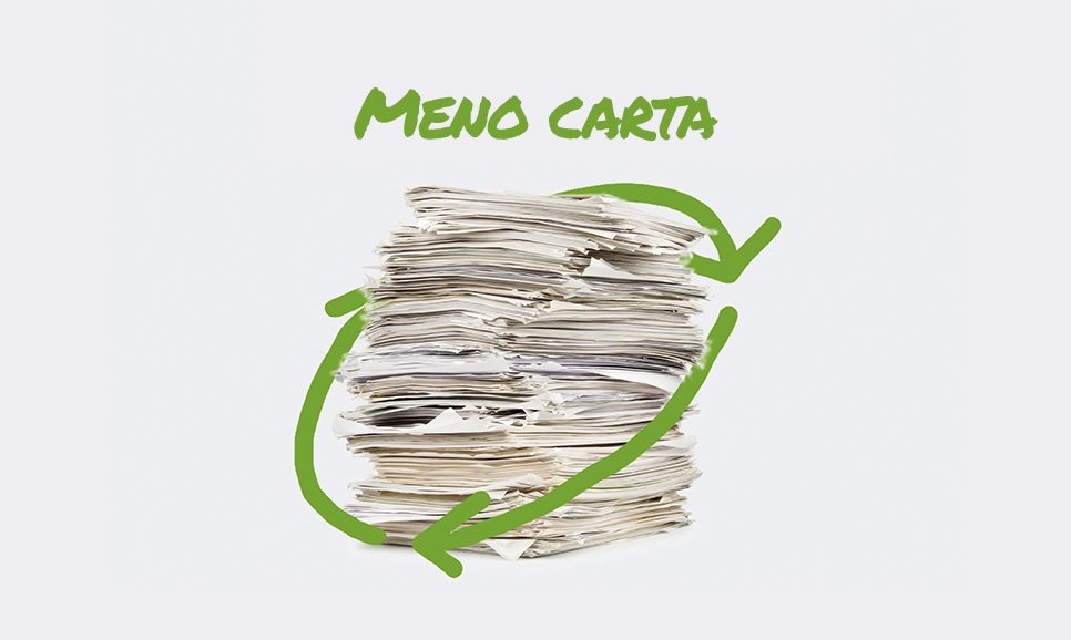 Una pila di carta scartata circondata da un simbolo stilizzato di riciclaggio