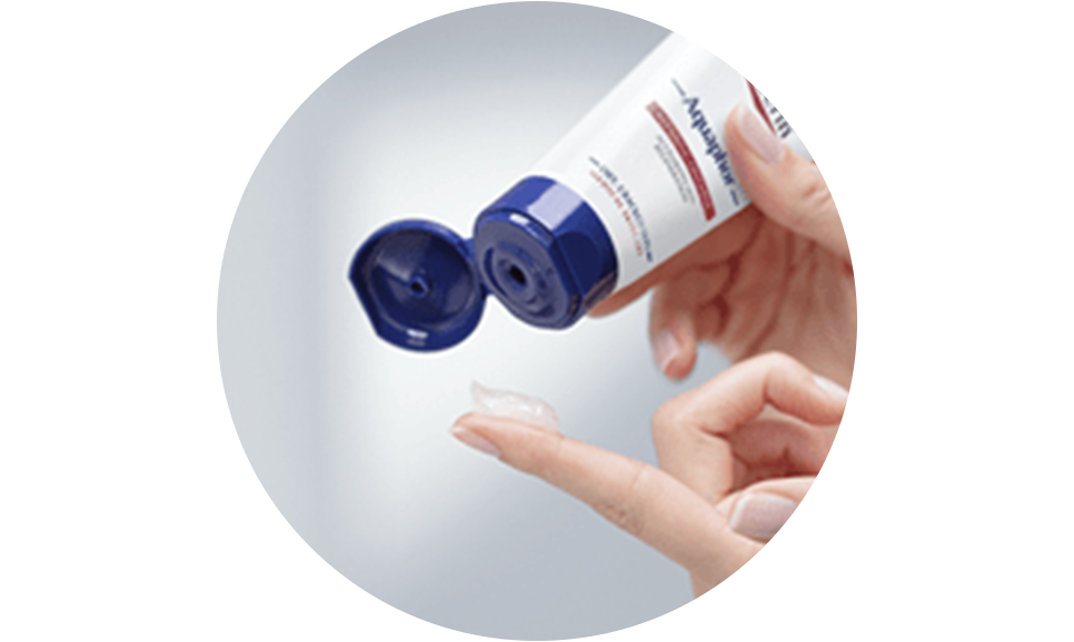 Mano che tiene il prodotto e lo mette sul dito 