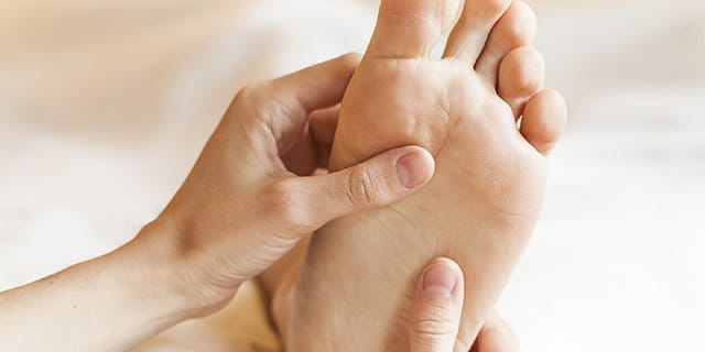Massaggio ai piedi: benefici e tecniche (anche fai da te) - Donna
