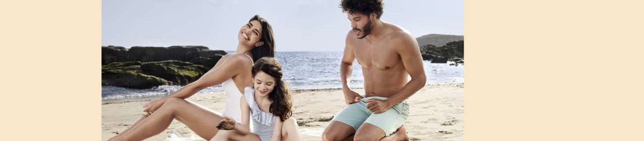 Kvinna som smörjer in sig med Eucerin Sun Oil Control