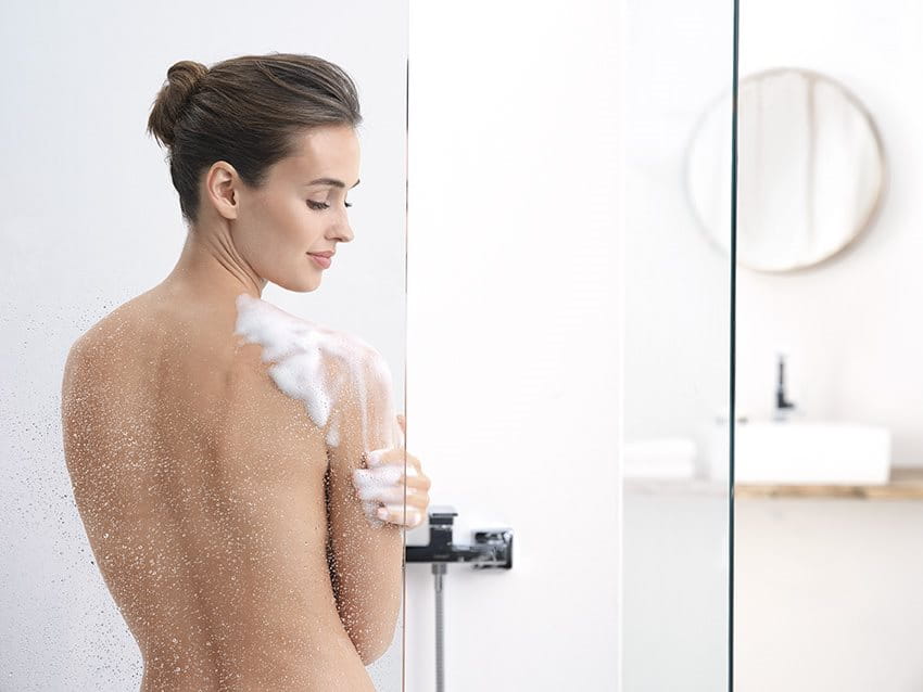 Cómo aplicar espuma de ducha para pieles secas