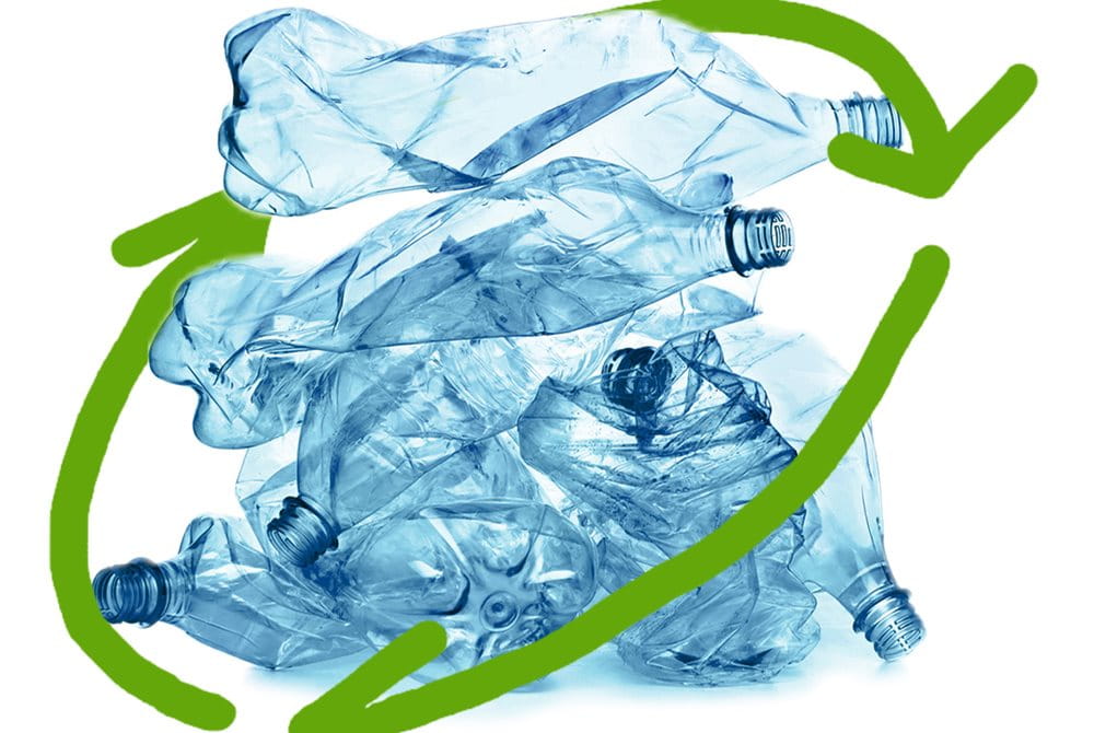 Hromada vyhozených plastových lahví uprostřed stylizovaného symbolu recyklace