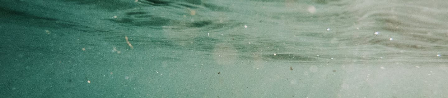 Microplásticos flotando en agua