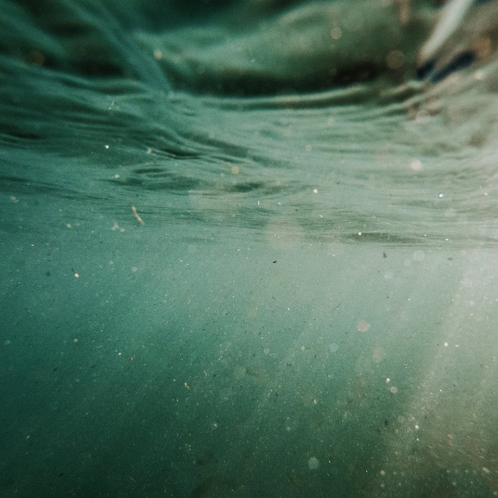 Microplásticos flotando en agua