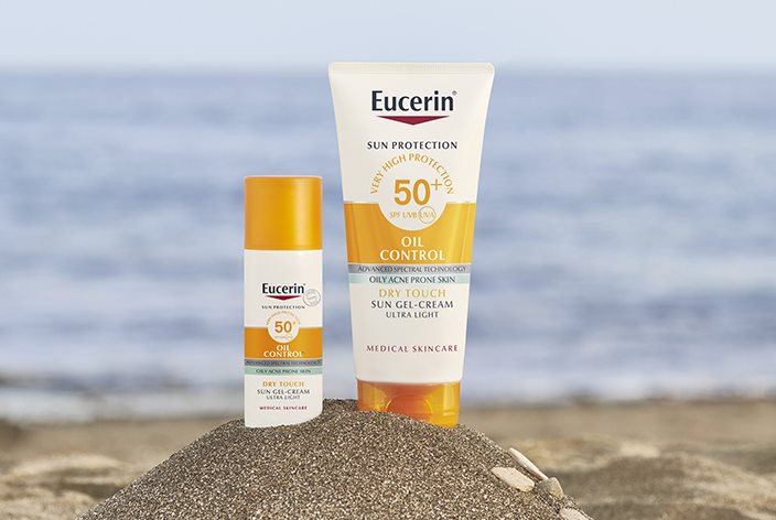 Una pareja buceando en aguas poco profundas