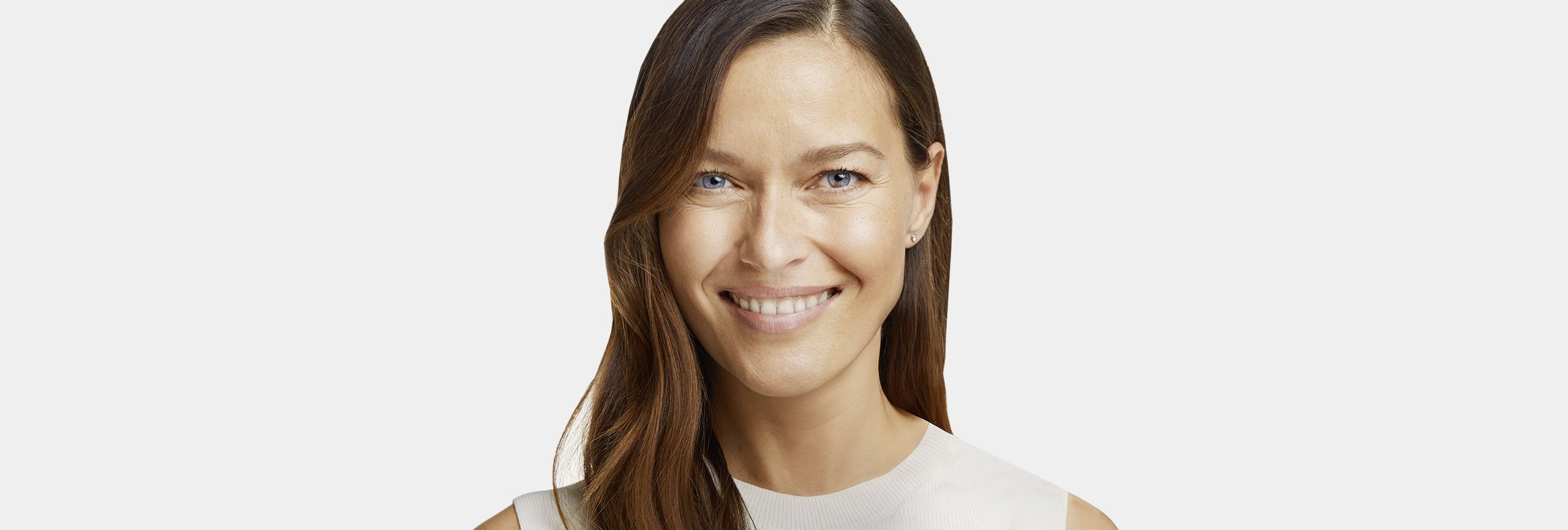 Mujer sonriendo con piel joven y radiante