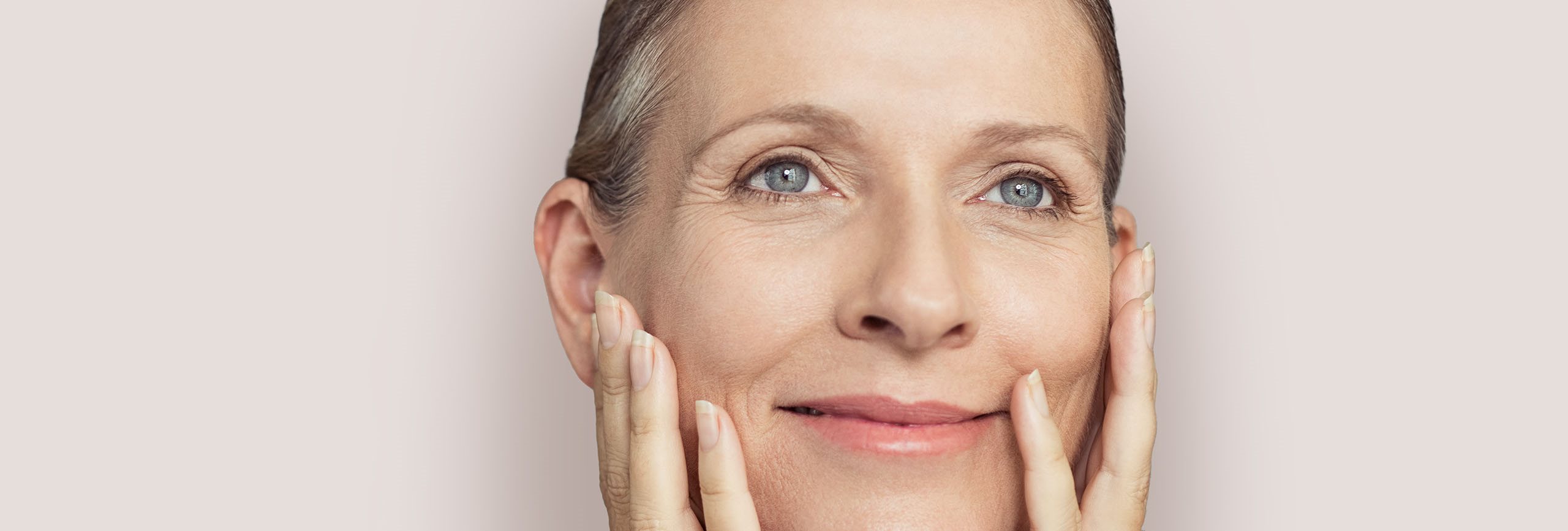 Mujer observando su piel envejecida