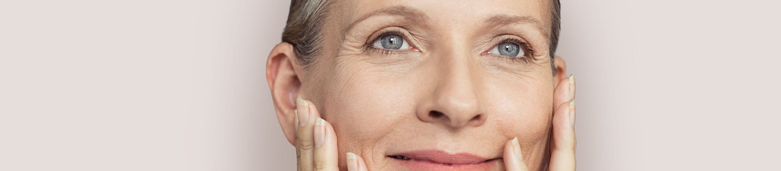 Mujer observando su piel envejecida