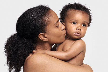 Madre comprendiendo la piel de su bebé y cuidándola