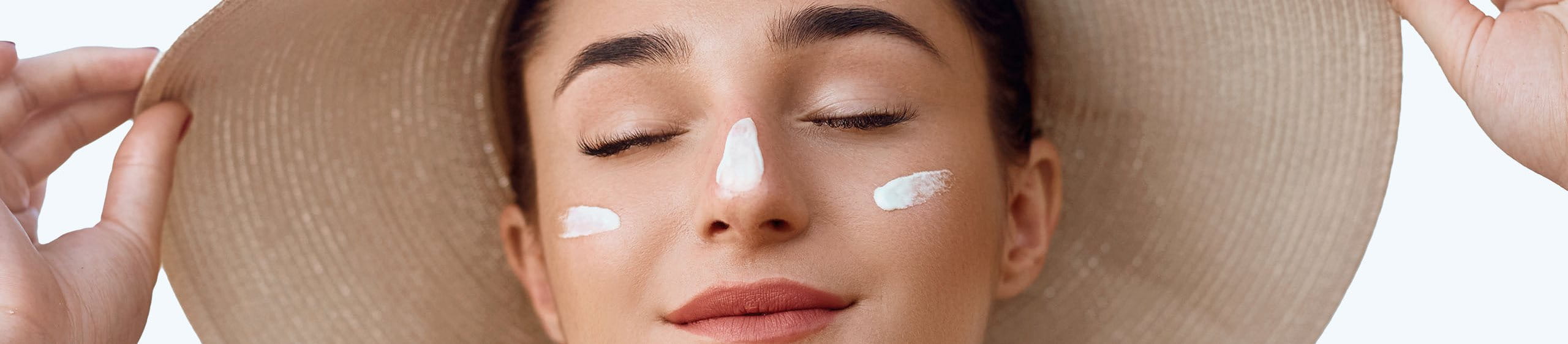 Mulher com protetor solar