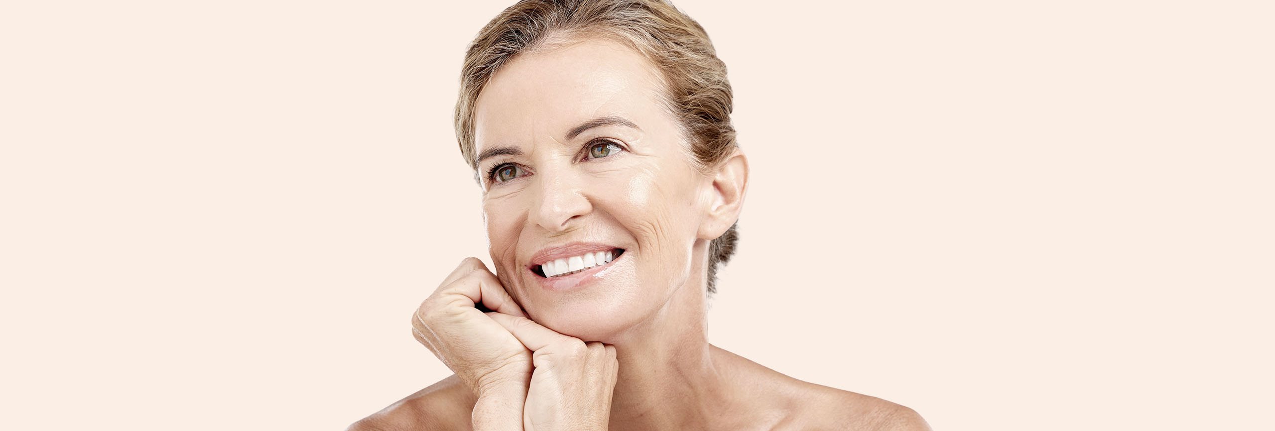 Mulher observando o envelhecimento da pele