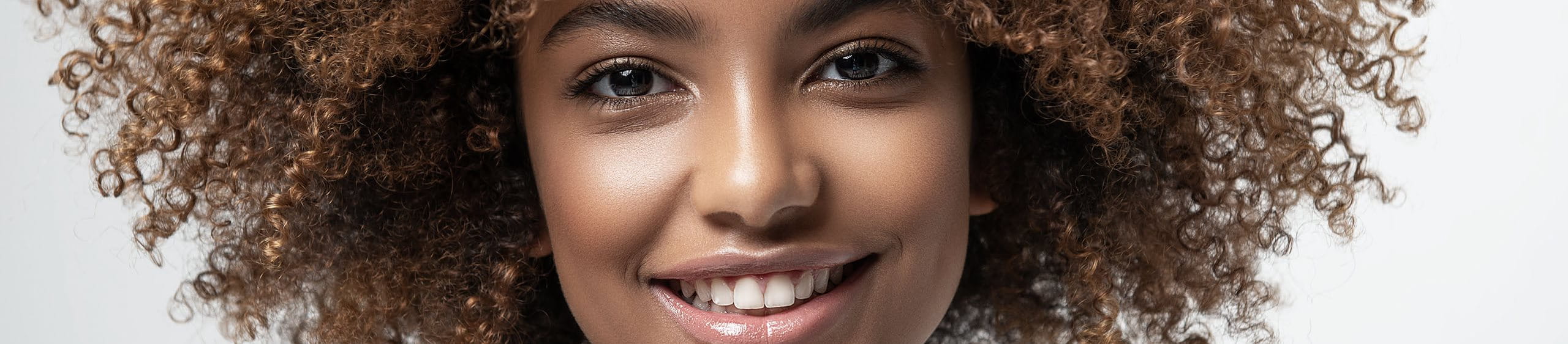 Mulher com pele saudável e melanina equilibrada