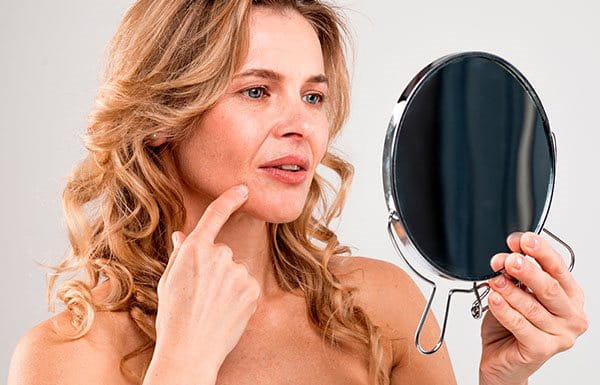 mulher com acne na menopausa