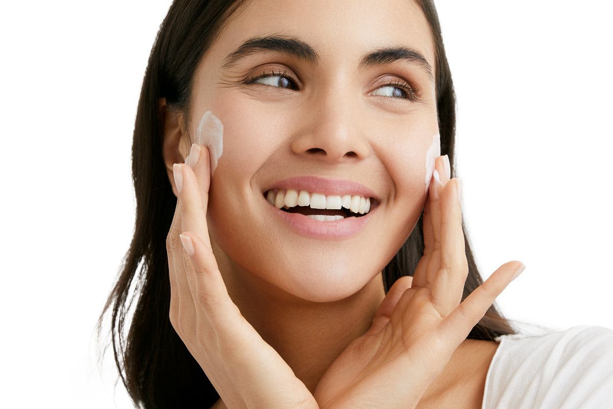 Intégrez le nettoyage de votre visage à votre routine quotidienne de soin de la peau.
