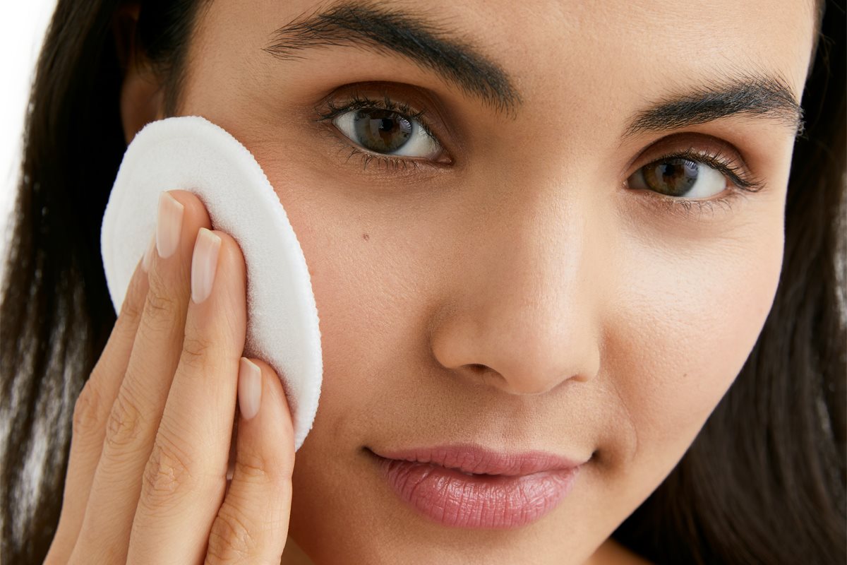 Intégrez le nettoyage de votre visage à votre routine quotidienne de soin de la peau.