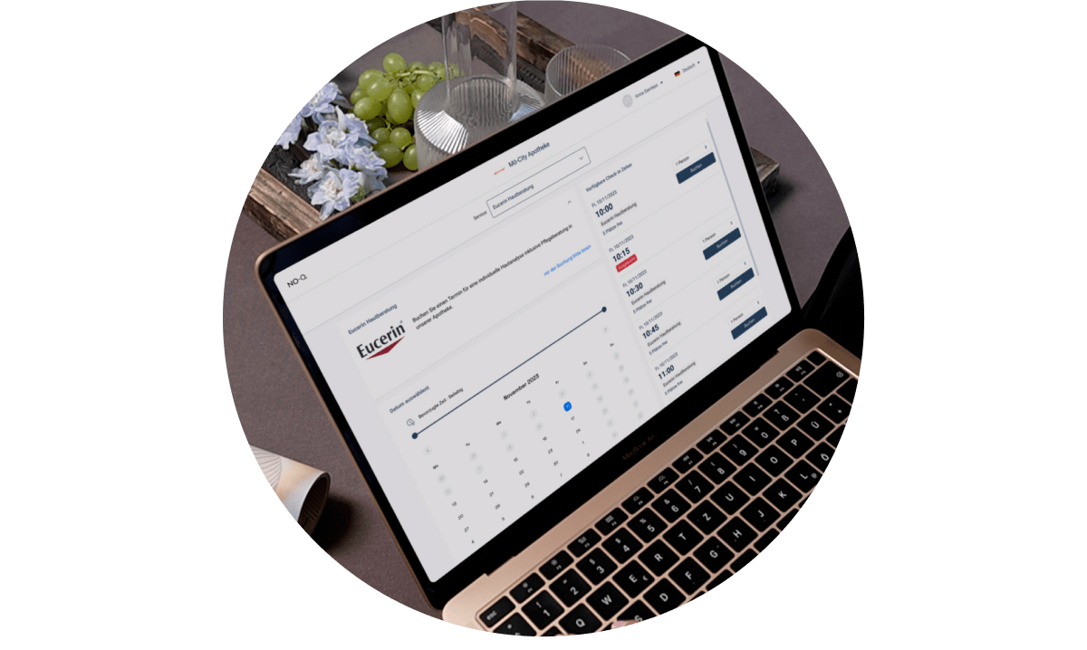 Anna bucht zu Hause einen Termin zur digitalen Hautberatung
