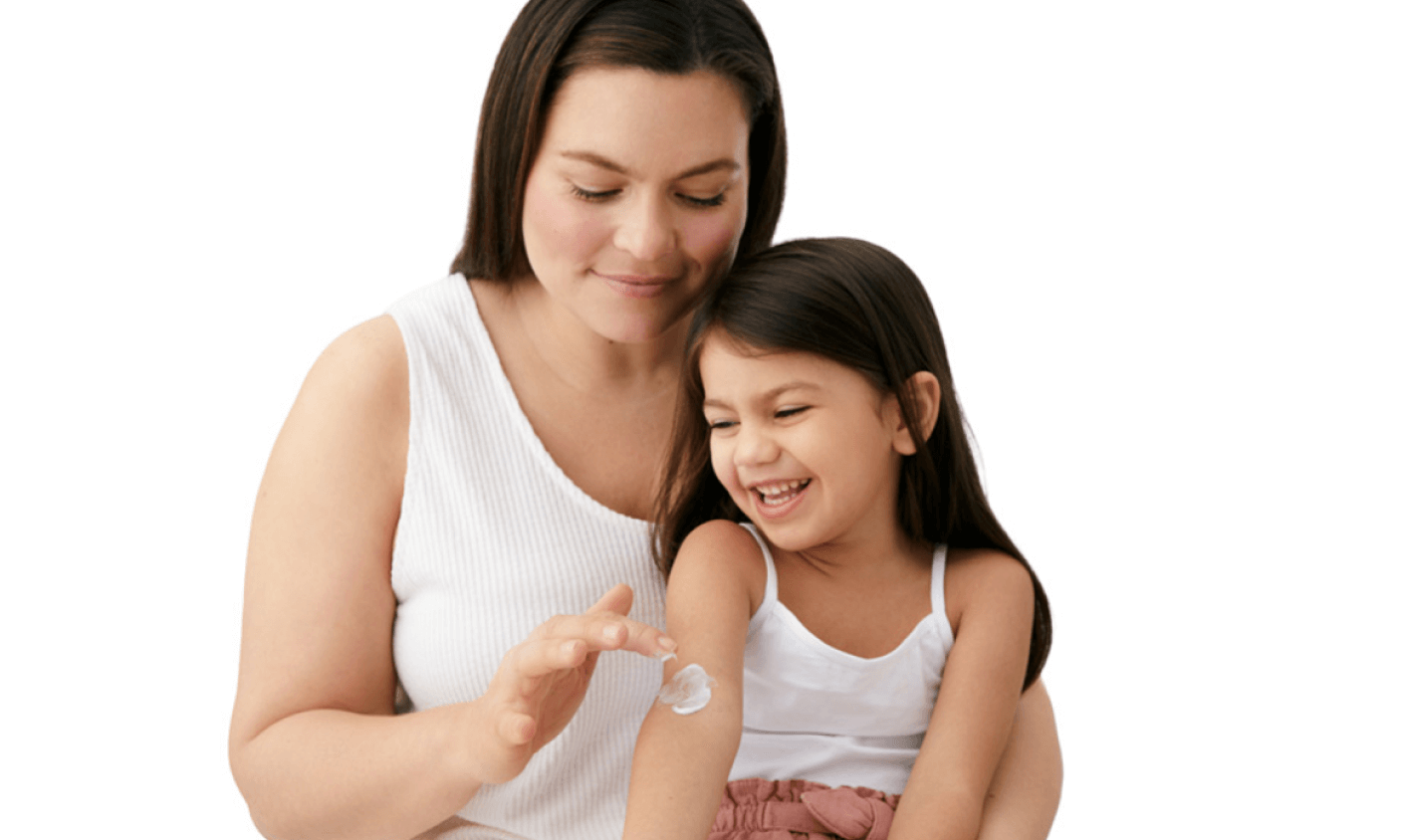 Egy nő krémet ken egy kislány karjára