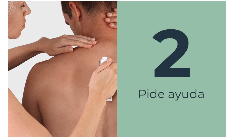 Cómo aplicar crema en la espalda