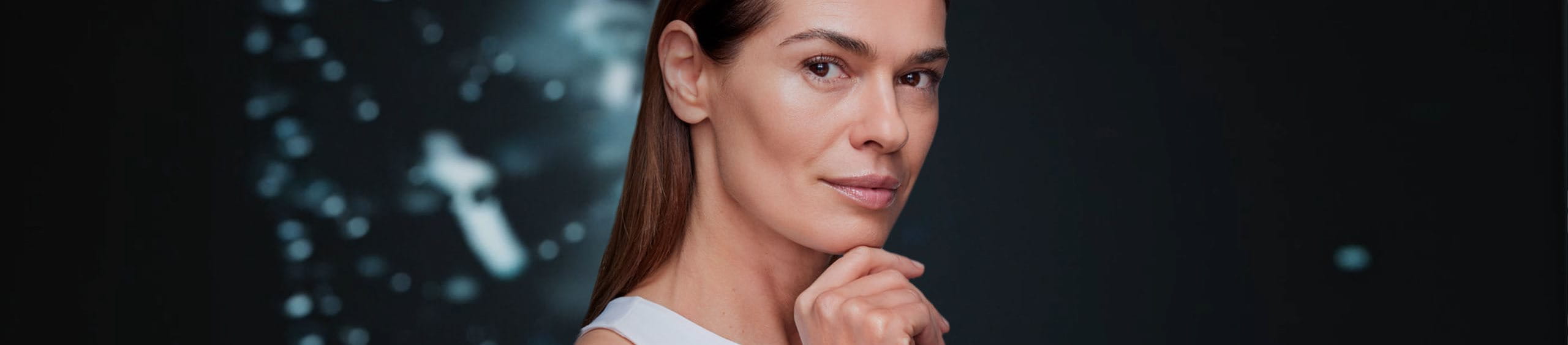 Mujer conociendo la estructura y funciones de su piel