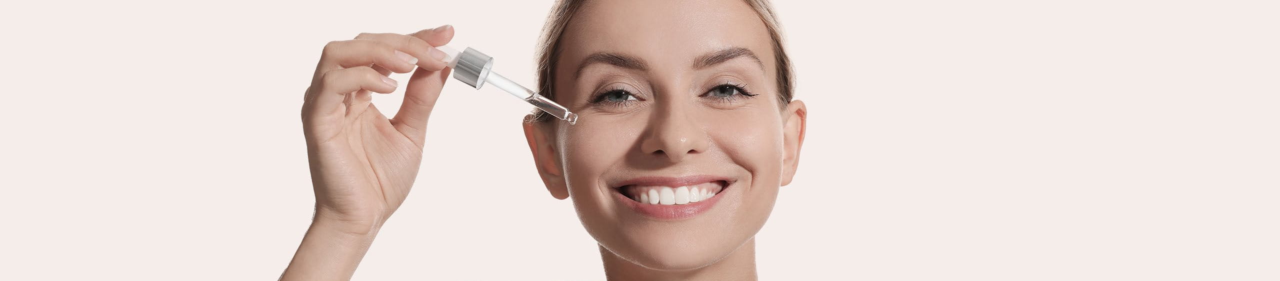 Mujer aplicandose Sérum Facial