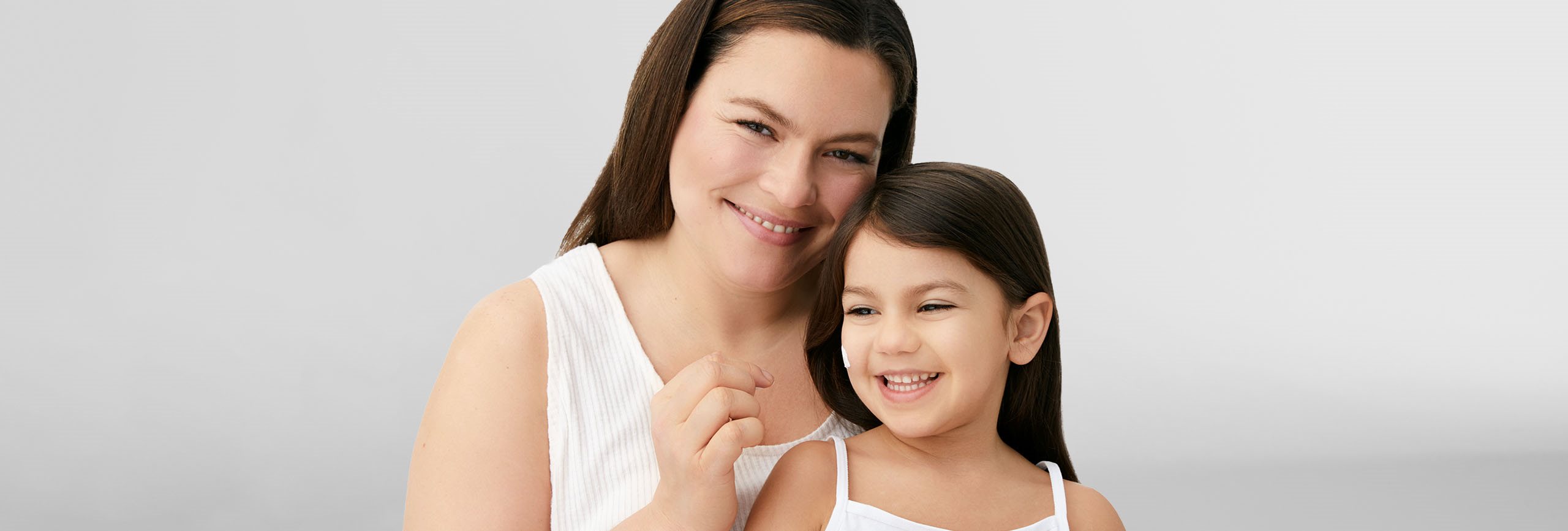 mujer cuidándose de la dermatitis atópica