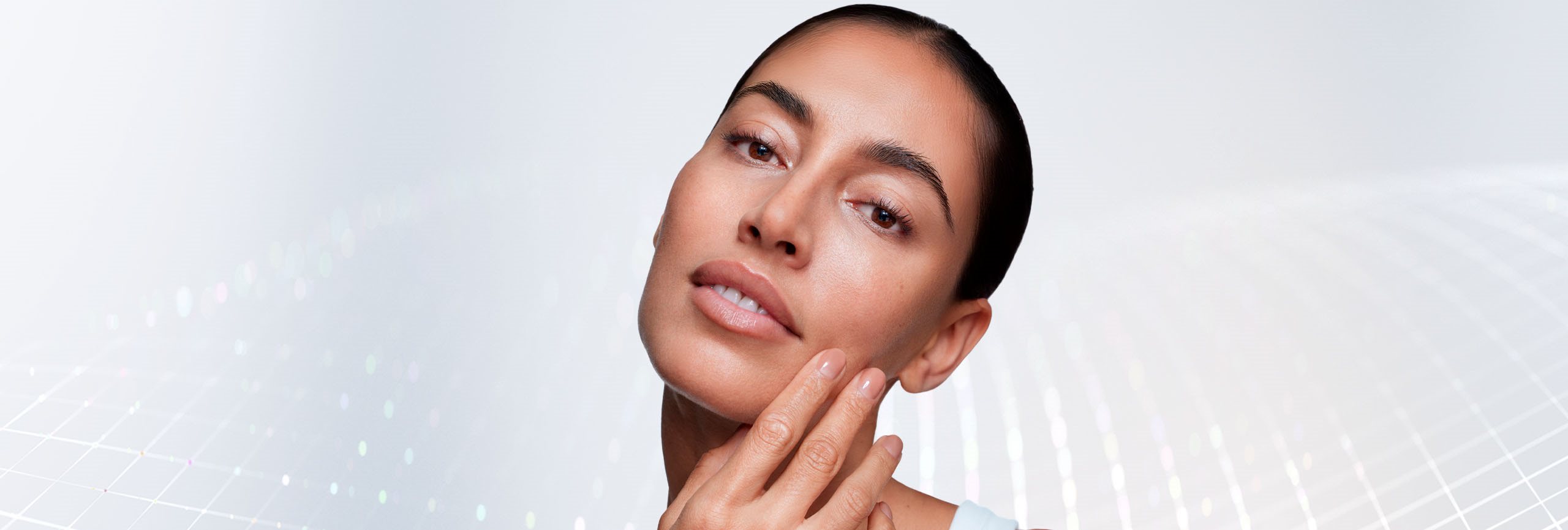 Mujer que busca prevenir la pérdida de volumen de la piel del cuerpo y cara