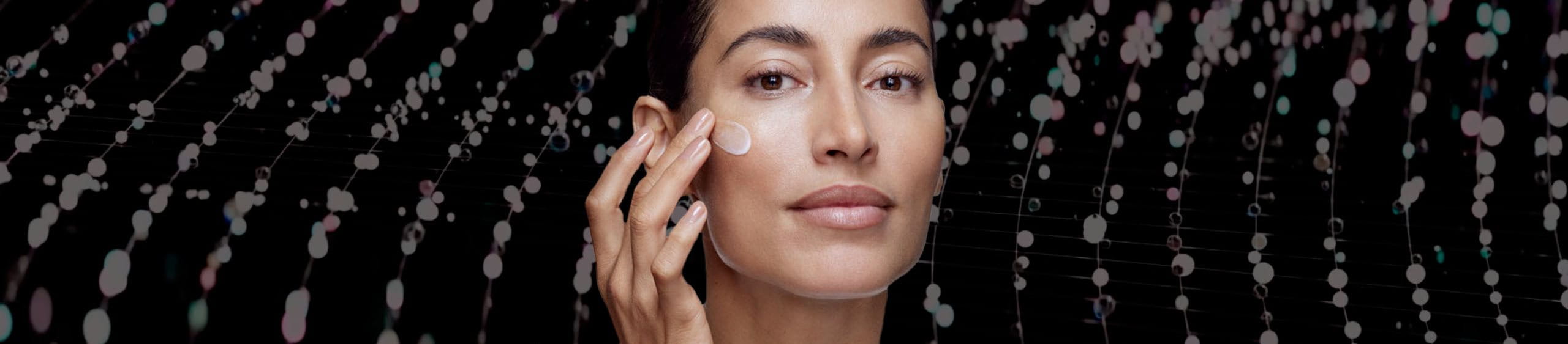 Mujer cuidando su piel de los signos de envejecimiento de la piel sensible