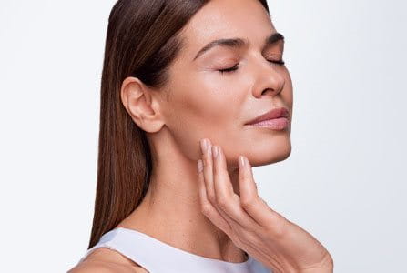 Mujer previniendo el envejecimiento prematuro de su piel