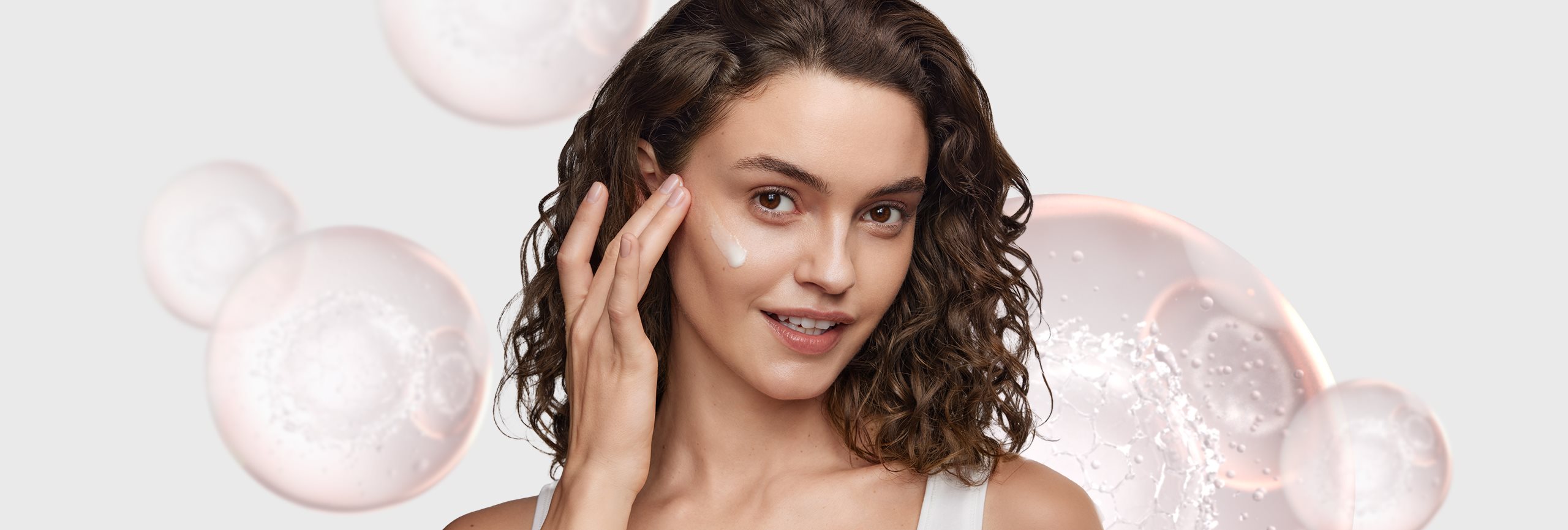 Mujer contenta con su rutina anti-manchas