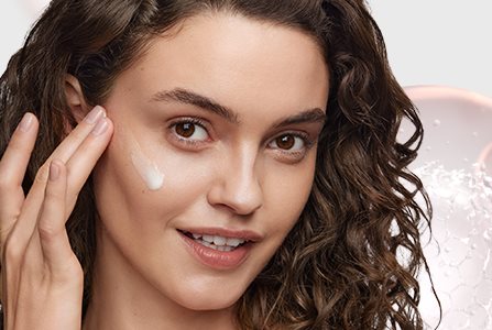 Mujer contenta con su rutina anti-manchas