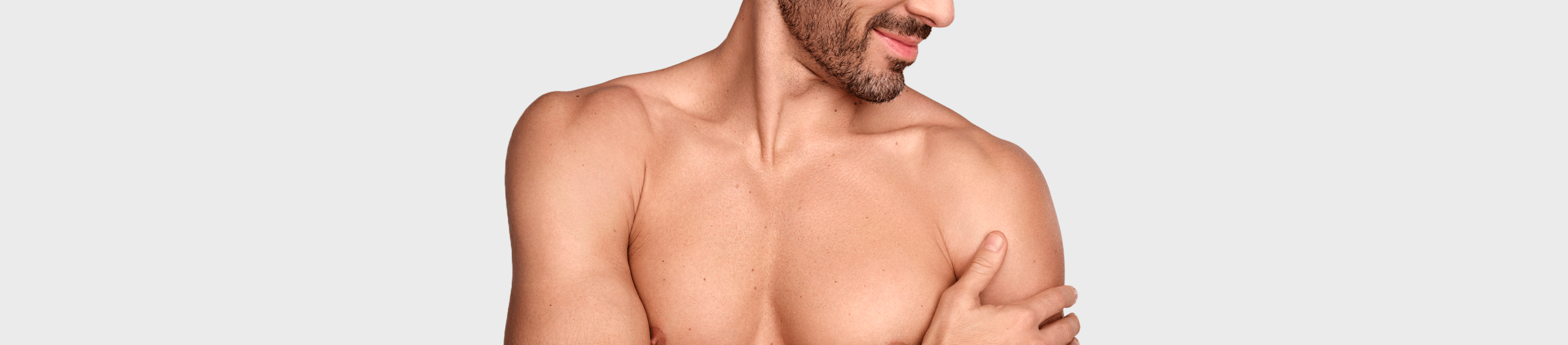 Madre e hija previniendo o abordando la dermatitis atópica