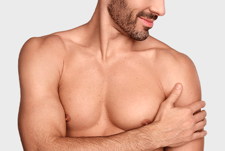 Madre e hija previniendo o abordando la dermatitis atópica