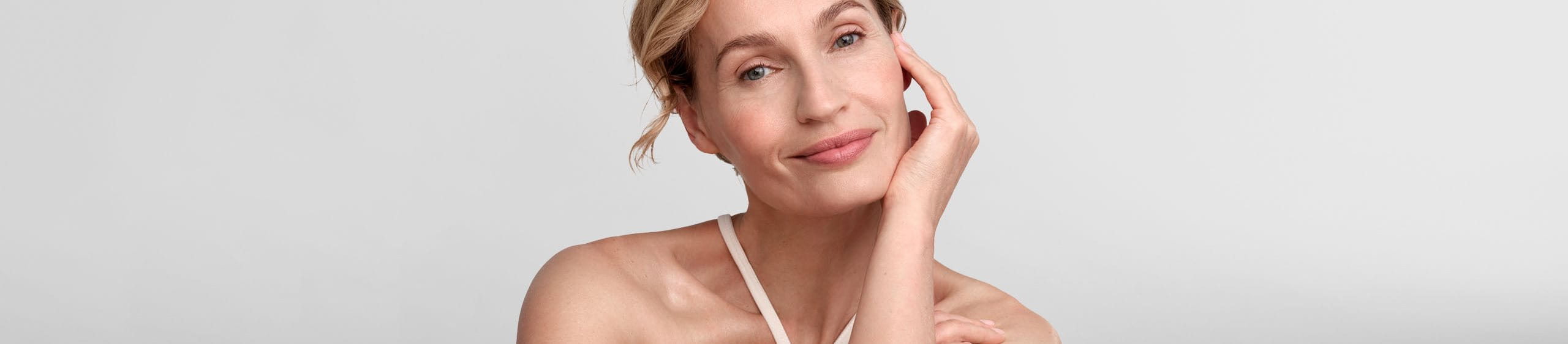 Mujer previniendo la piel seca