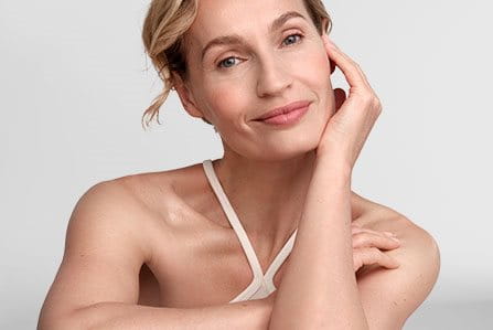 Mujer previniendo la piel seca