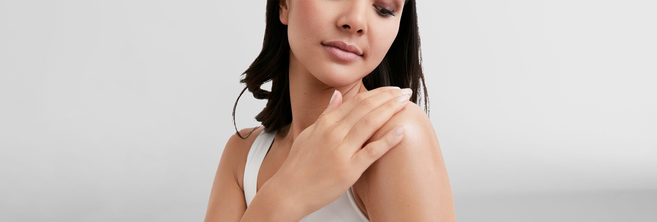 Mujer cuidando su piel sensible