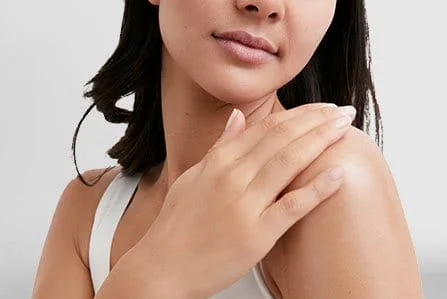 Mujer cuidando su piel sensible